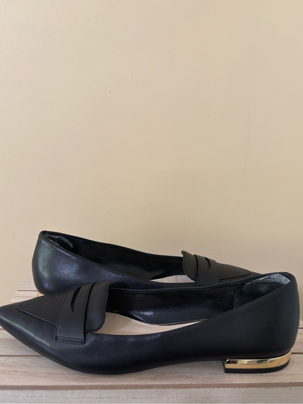 Nine West| âLallinâ Black Leather Pointed Toe Loafer Flats w/Gold Accent Sz 10